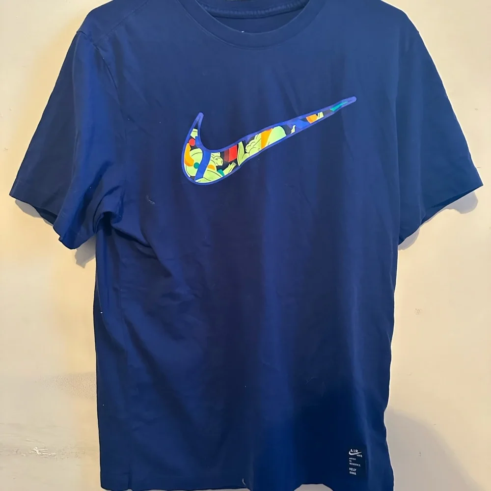 Nike Dri-FIT AIR Kelly Anna Run Past the Future Graphic T-Shirt Men's Medium Blu
